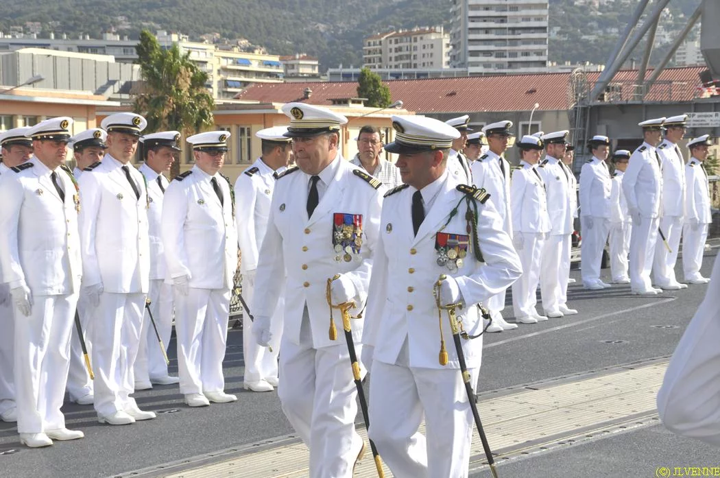Le CF Eugène, commandant quittant, et le CV Jubelin, adjoint organique ALFAN, passent l'équipage en revue