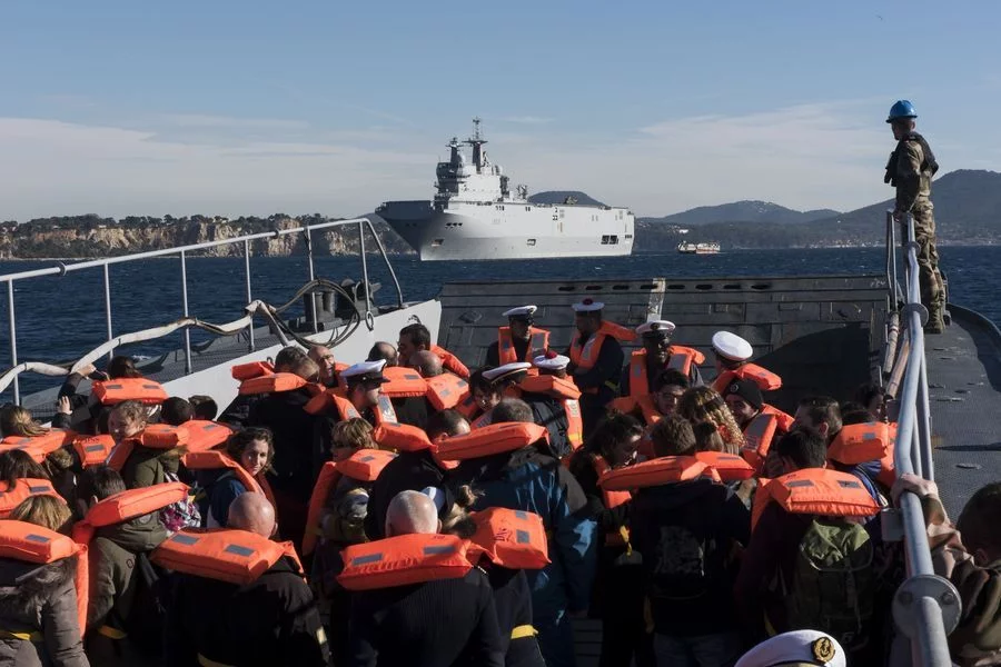 Les écoliers sont amenés par chaland de transport maritime (CTM) sur le BPC Dixmude