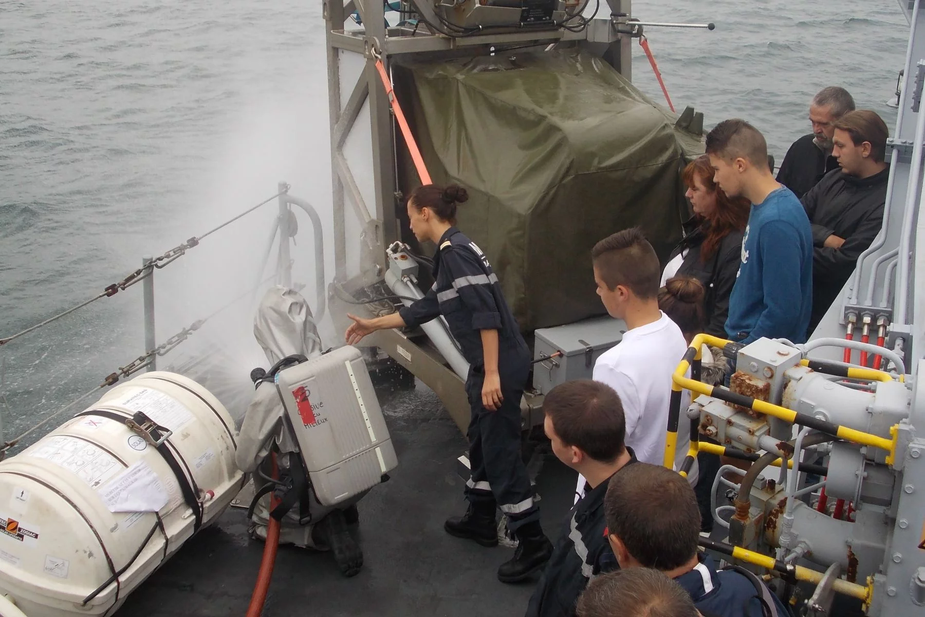 Un pompier intervient plage arrière sous les yeux des familles