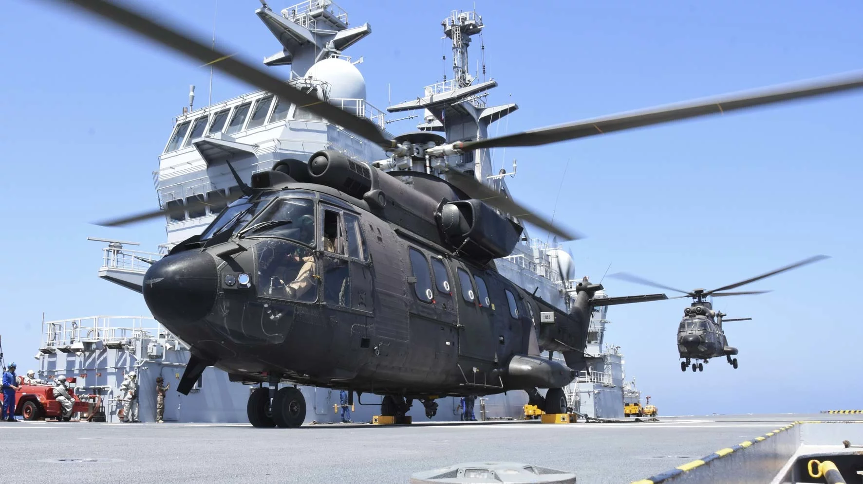 Deux Cougar espagnols se posent sur le BPC Dixmude