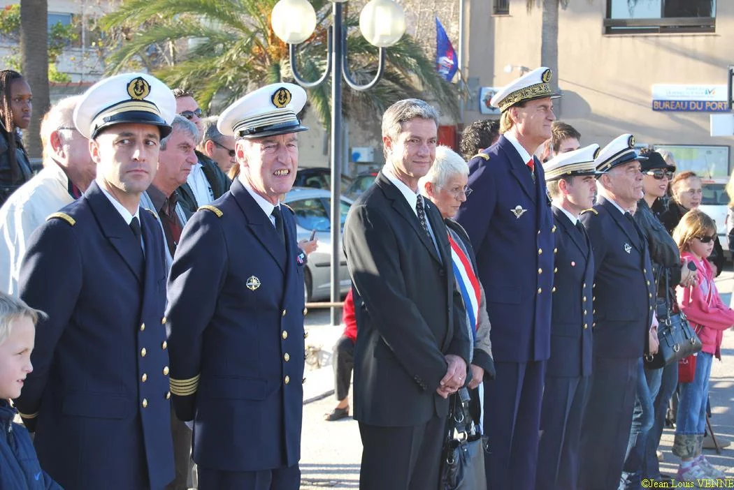 Les autorités assistant à la cérémonie