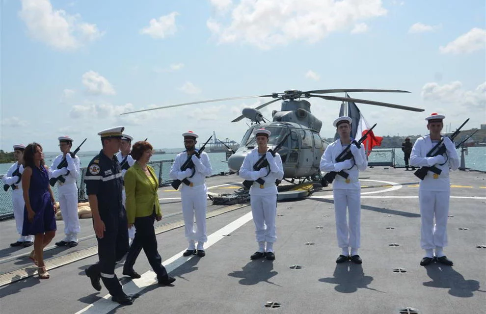 La frégate La Fayette reçoit la visite de Mme Ashton à Mombassa