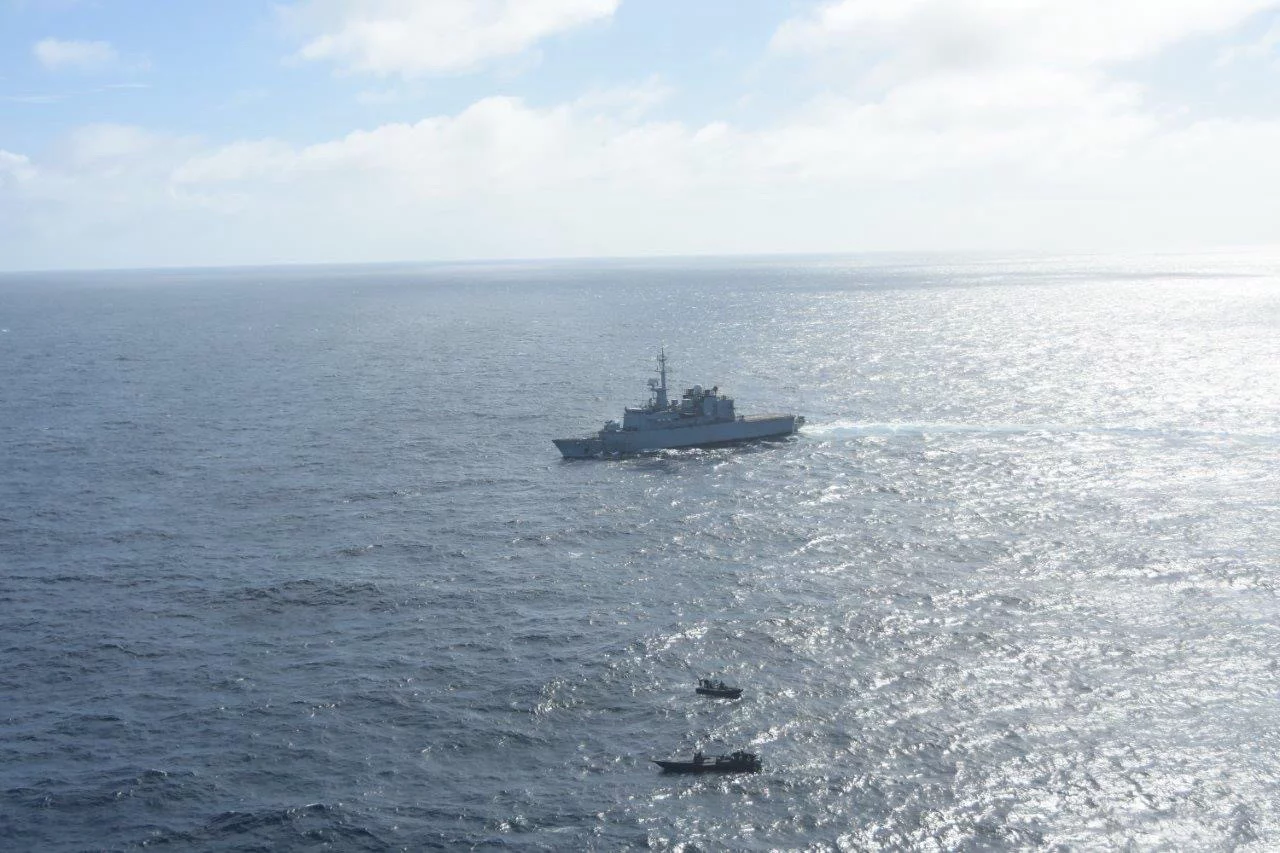 Une frégate intercepte une vedette rapide