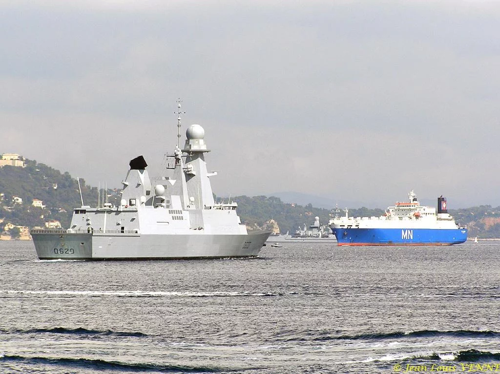 Le Forbin appareille de Toulon