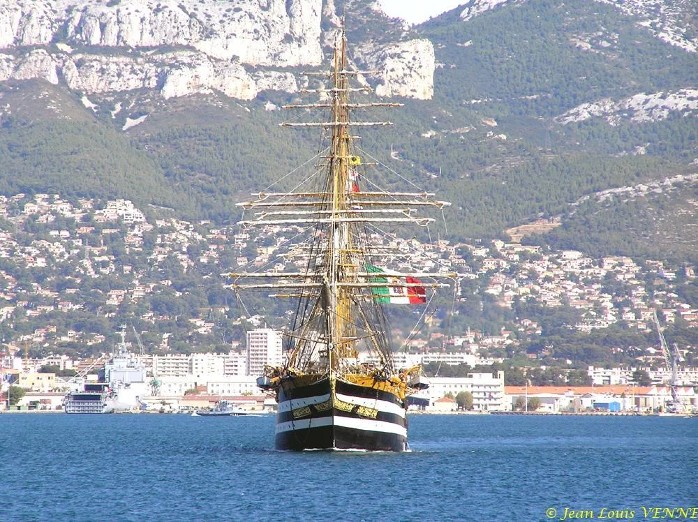 L’Amerigo Vespucci quitte Toulon