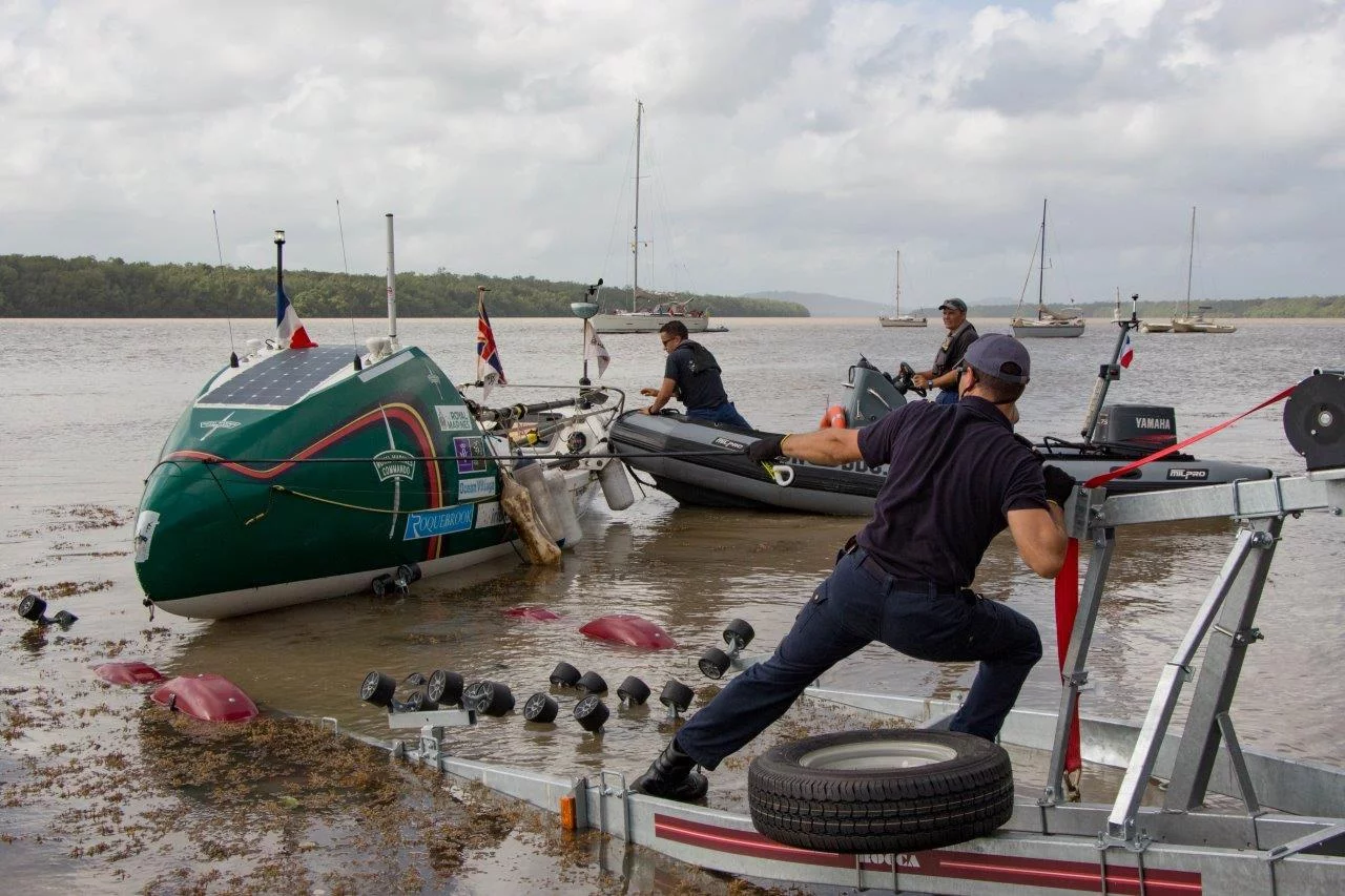 La base navale de Dégrad-des-Cannes met au sec l'embarcation du rameur britannique