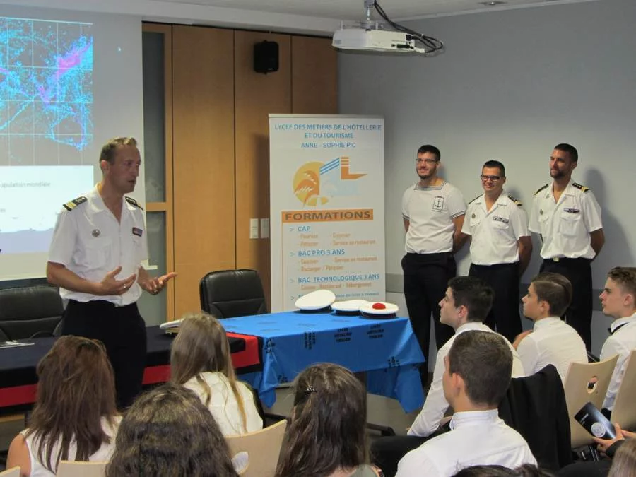 Le commandant du Jean Bart présente aux élèves le Bac technologique hôtellerie restauration du lycée hôtelier de Toulon