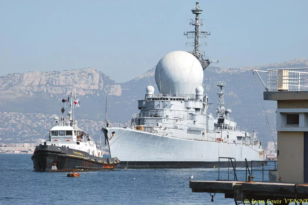 La coque de l'ex-Duquesne positionnée pour protéger le plan d'eau