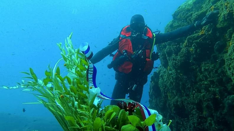 Dépôt d'une gerbe sous-marine en hommage au commandant Tailliez