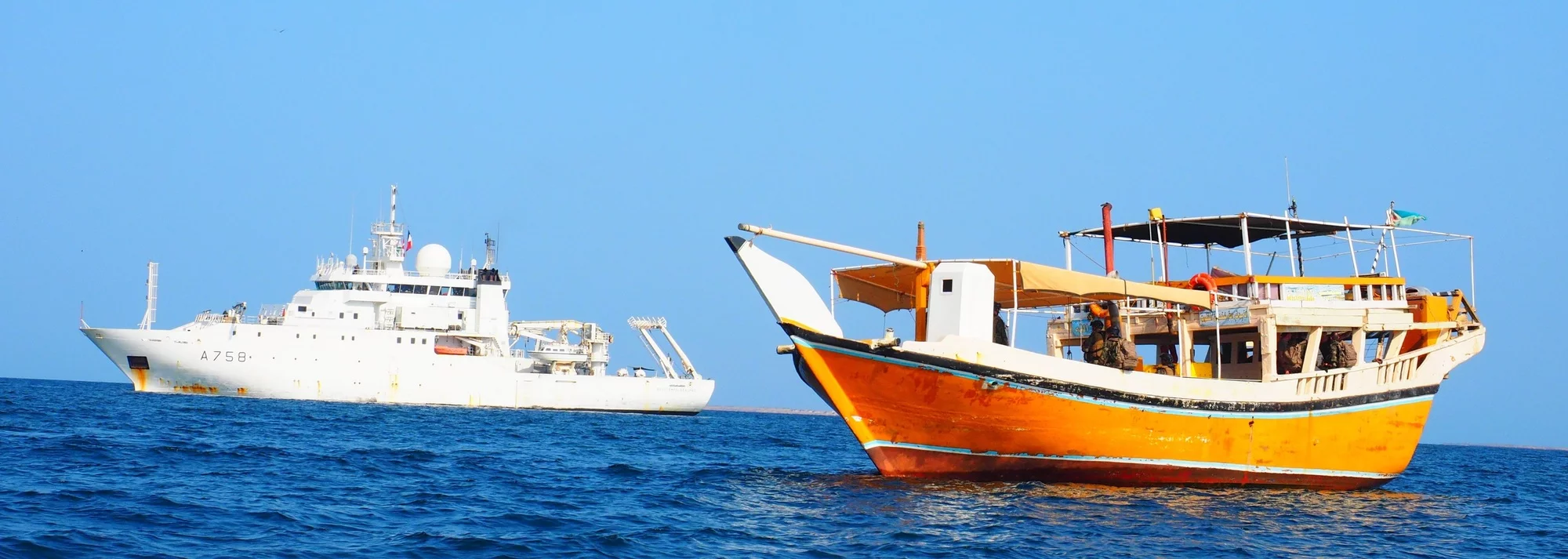 Le Beautemps-Beaupré effectue un exercice de visite grandeur nature sur un boutre djiboutien