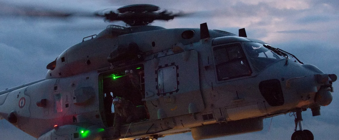 Un hélicoptère Caïman Marine de la flottille 33F participe au sauvetage de 9 marins au large du Finistère
