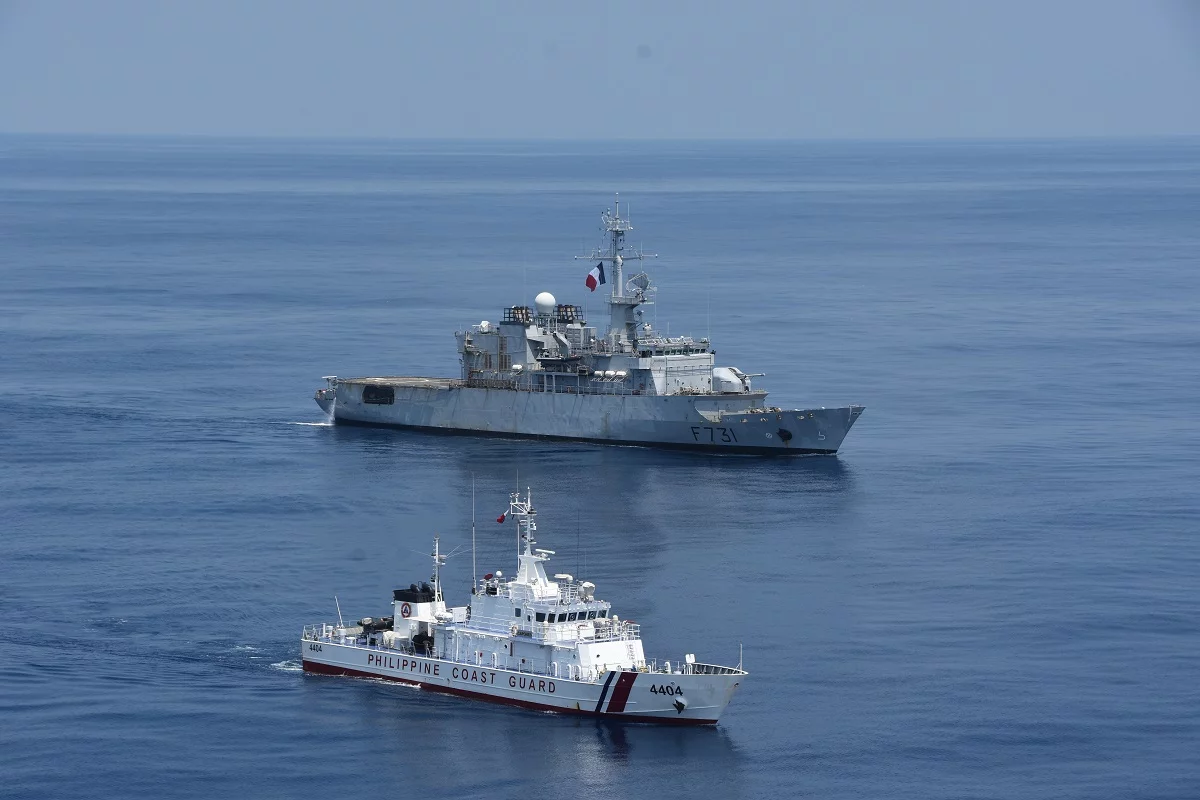 Le patrouilleur philippin Capones et la frégate Prairial