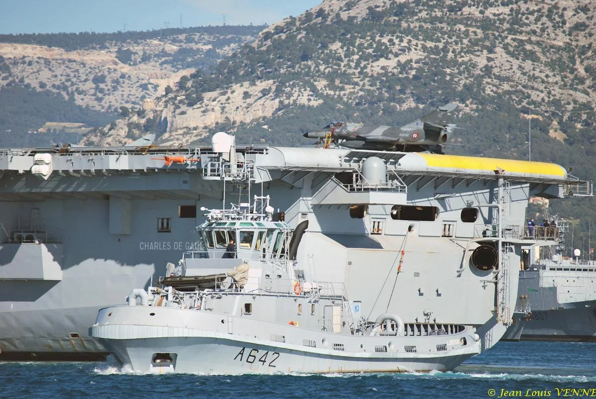 Le porte-avions Charles de Gaulle rentre de mer