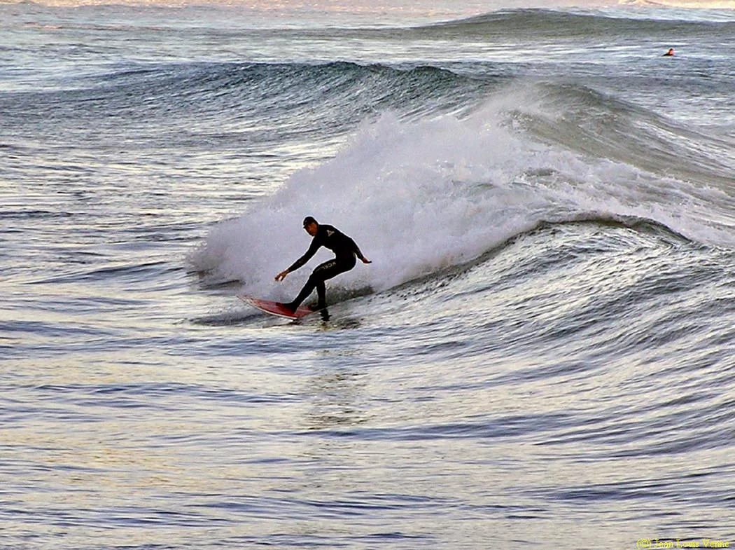 La tempête ne semble pas effrayer ce surfeur