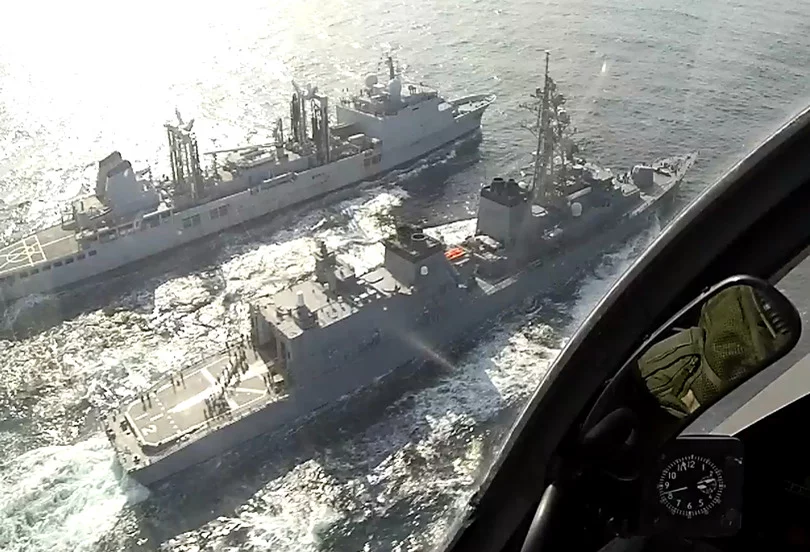 Le BCR Somme et la frégate japonaise Makinami