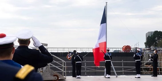 Première levée des couleurs pour la frégate multi-missions défense aérienne Alsace