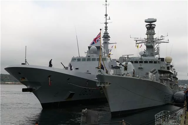 La frégate Languedoc, à couple d'un bâtiment de la Royal Navy