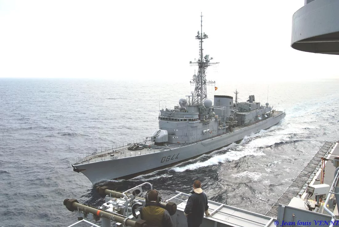 La frégate Primauguet se présente pour un ravitaillement à la mer