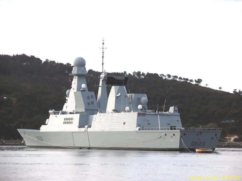 Le Forbin devant Tamaris