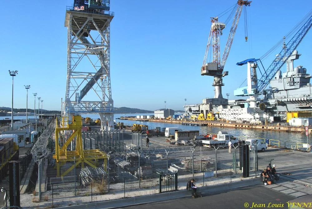 Le Charles de Gaulle sort du bassin