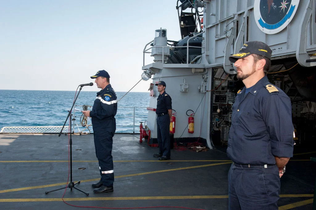 Discours sur le pont d'envol de la frégate italienne Libeccio