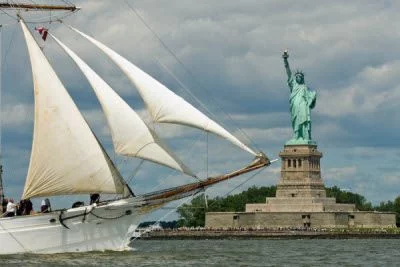 Une goélette devant la statue de la Liberté
