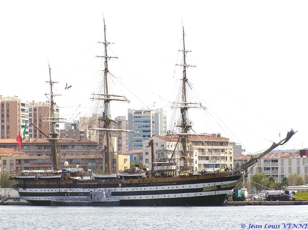 L’Amerigo Vespucci dans le port de Toulon