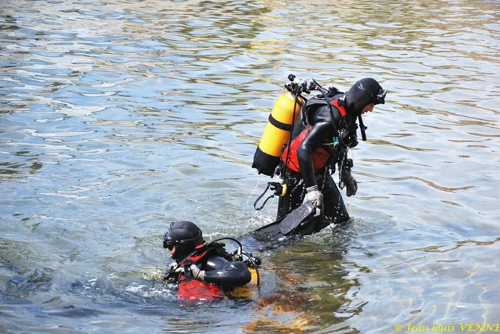 Deux plongeurs de la base navale
