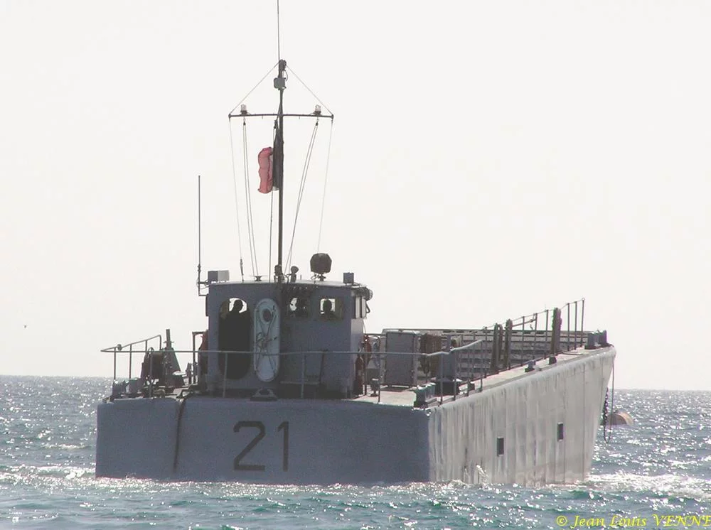 La flottille amphibie s'entraîne sur la plage des Sablettes