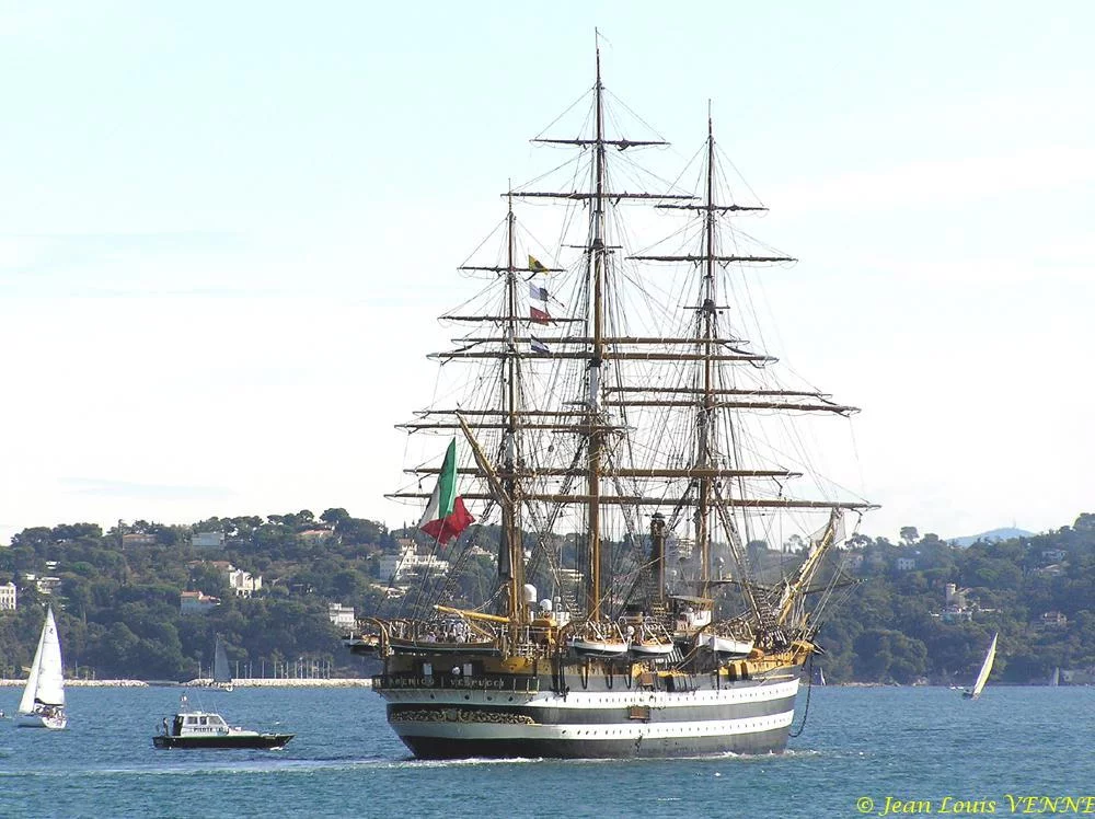 L’Amerigo Vespucci quitte Toulon