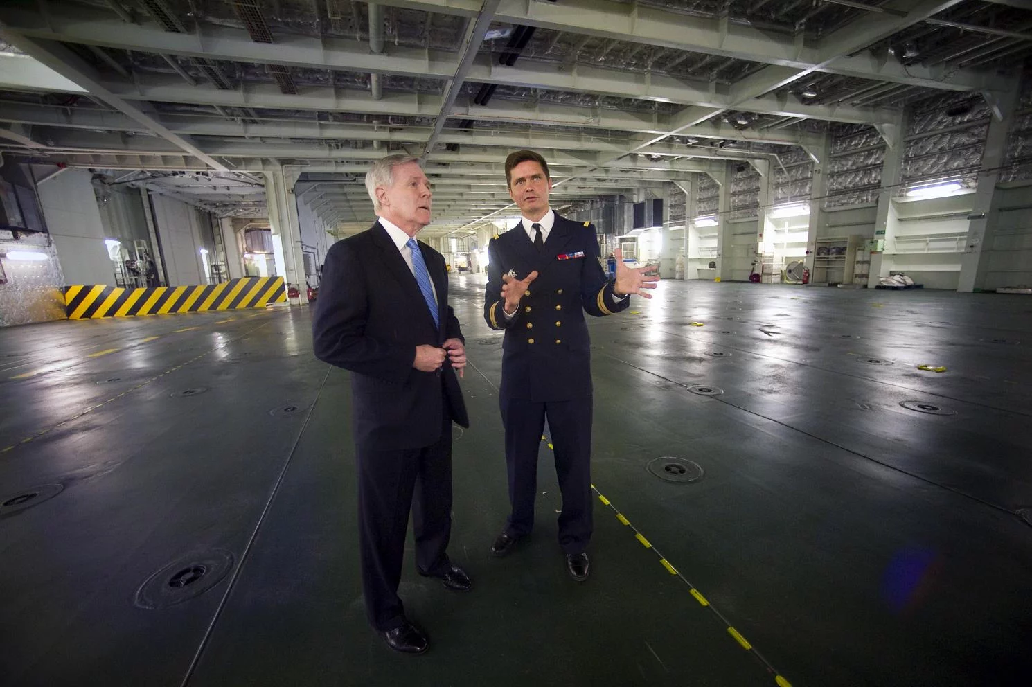Visite des hangars avec le commandant