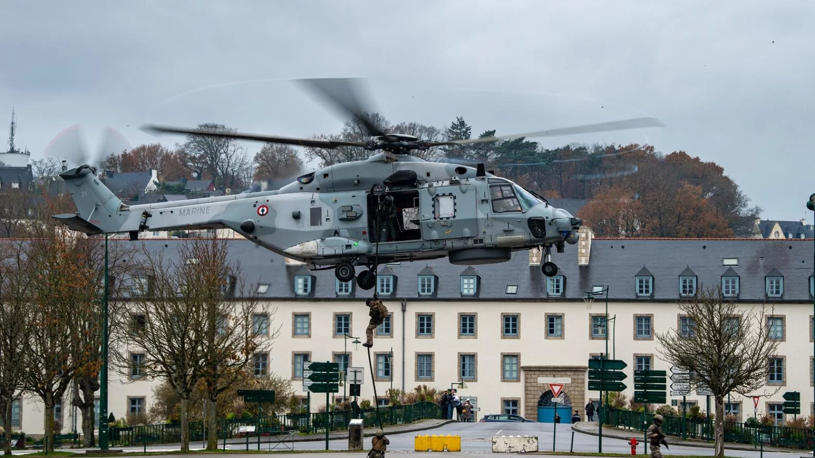 Les élèves du cours commando élémentaire arrivent en corde lisse depuis un hélicoptère de la Marine nationale