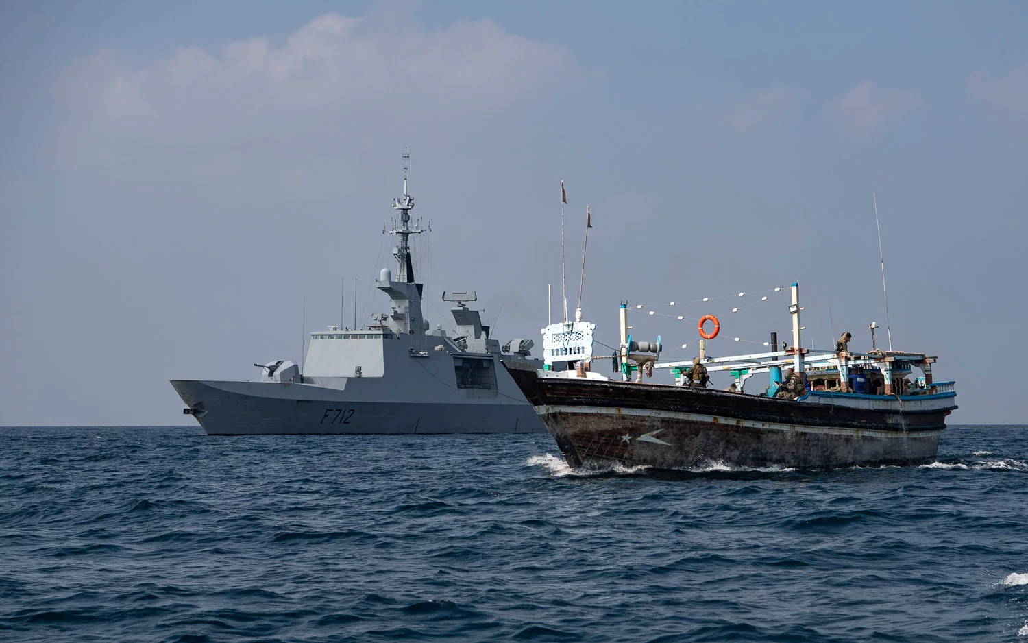 La frégate Courbet et le boutre transportant la drogue