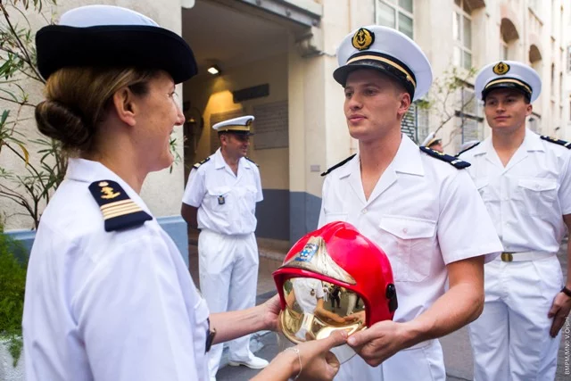 Remise de casques aux officiers Marins-Pompiers nouvellement embarqués