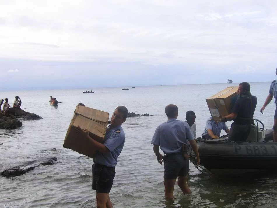 Déchargement du frêt humanitaire pour l'orphelinat d'Anivoragno par les marins de La Boudeuse