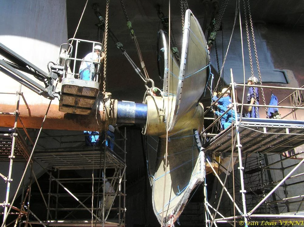 La seconde hélice du porte-avions