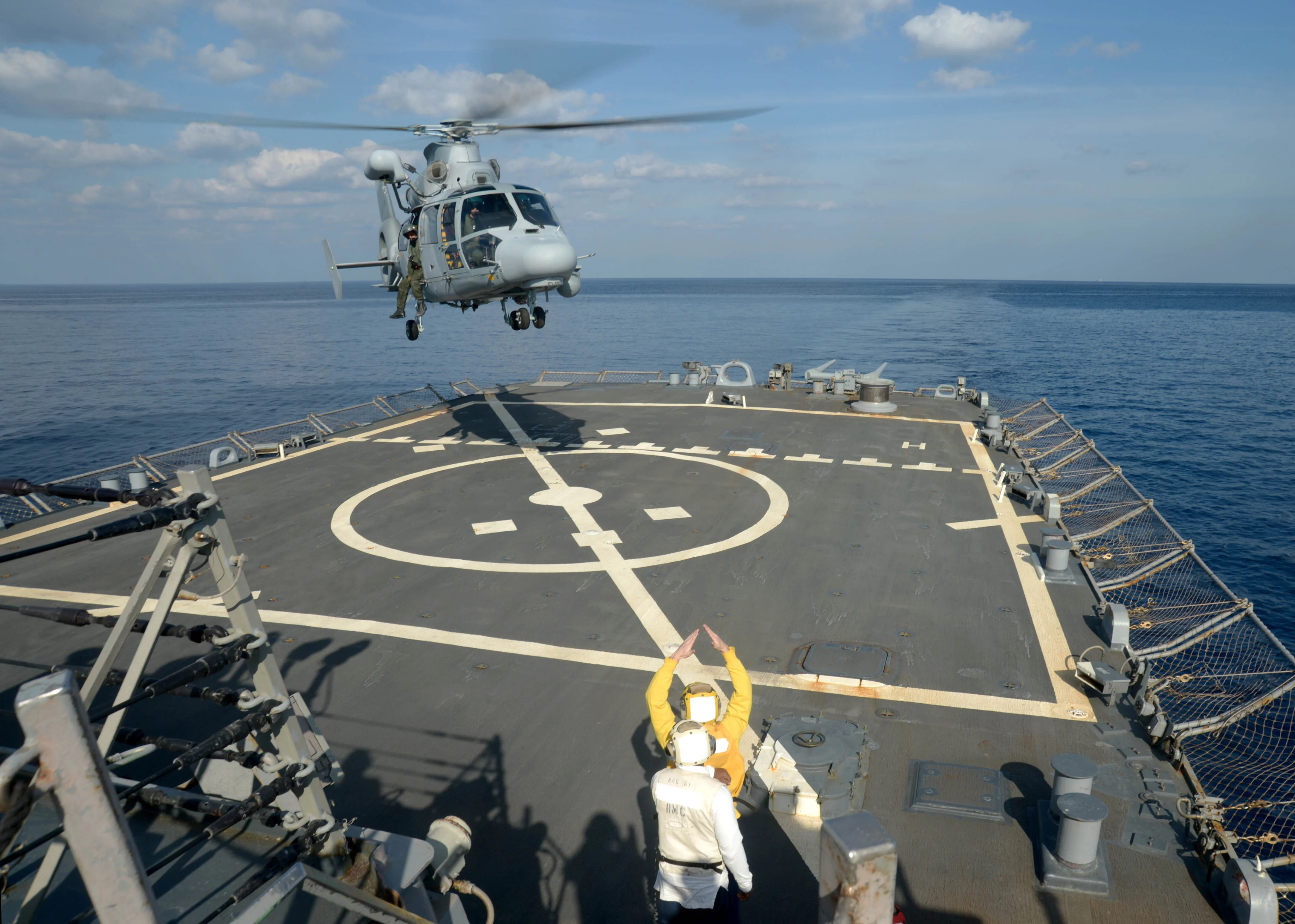 Un hélicoptère AS565 Panther de la frégate Surcouf, se prépare à apponter sur le destroyer USS Ramage