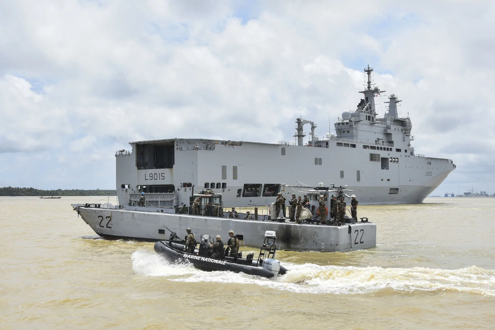 Le BPC Dixmude participe à un exercice amphibie sur les rives de la lagune d’Abidjan