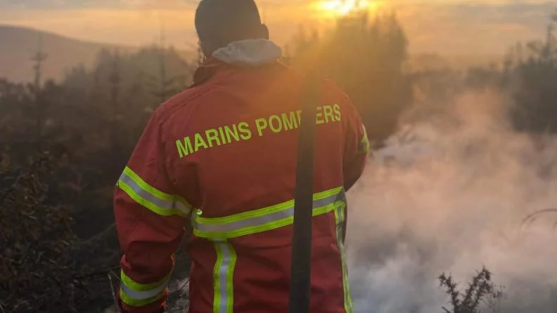 Un marin-pompier de Brest participe à la lutte contre un feu de forêt