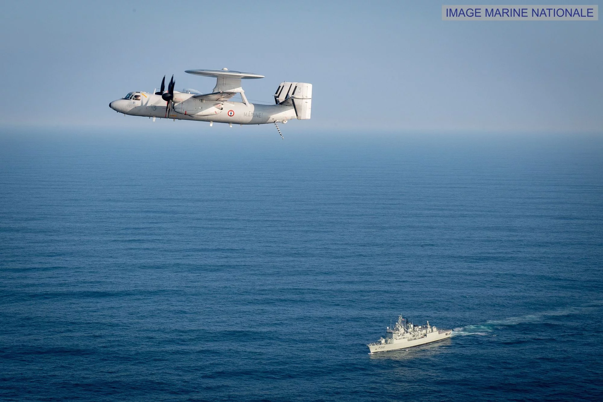 Un avion de guet aérien Hawkeye survole la frégate portugaise Corte-Real