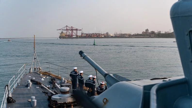 Le PM L'Her entre dans le port de Conakry