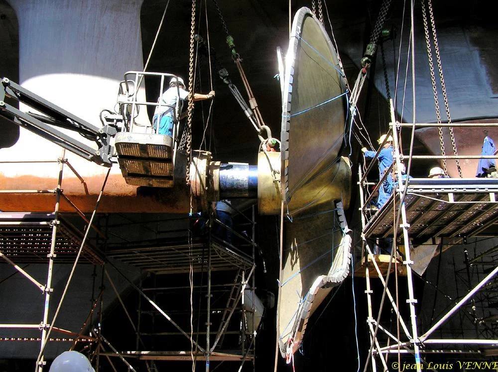 La seconde hélice du porte-avions