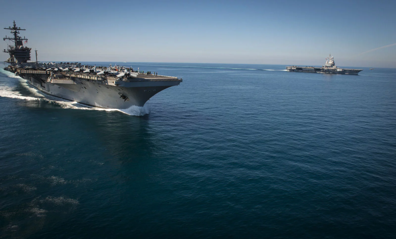Porte-avions français et américain naviguent côte à côte