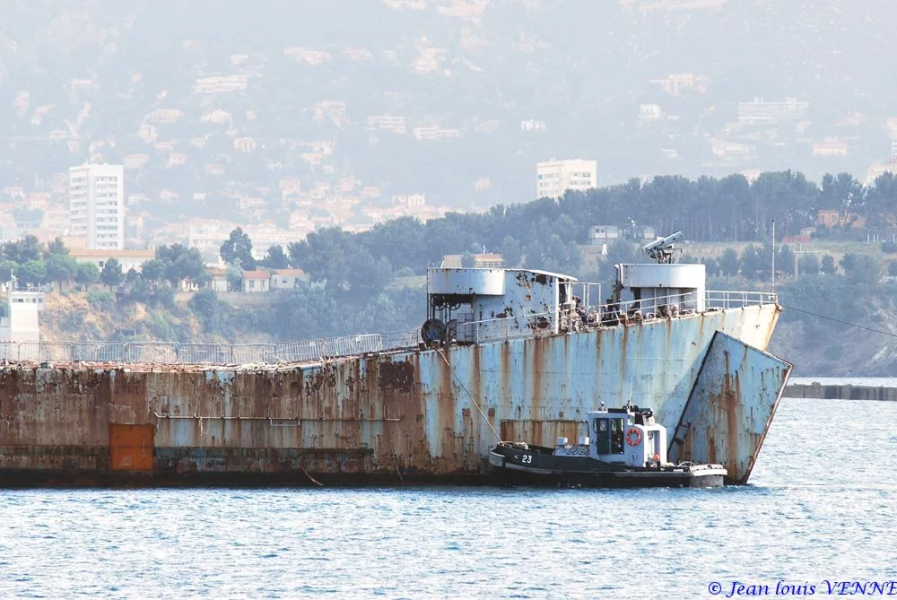 La coque de l’ex-Argens transférée à la base navale de Toulon