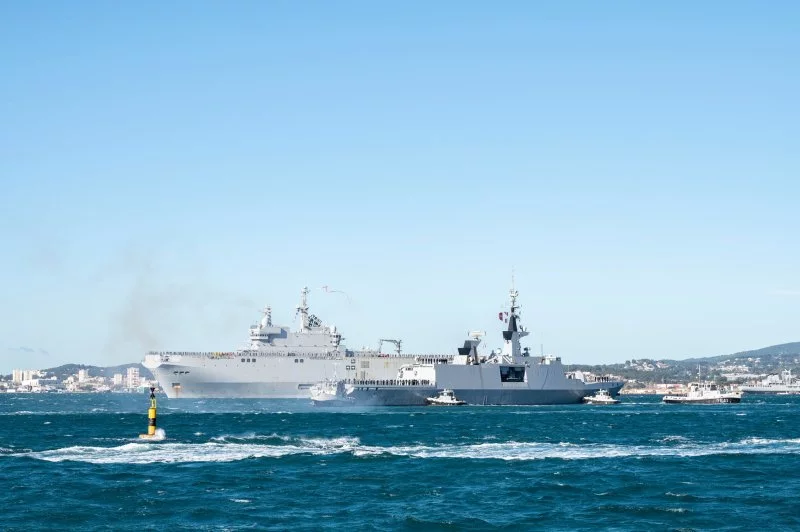 Le porte-hélicoptères Dixmude et la frégate Aconit