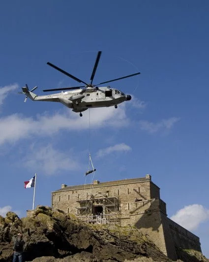 Un Super Frelon a hélitreuillé 3 canons sur le fort du Petit-Bé