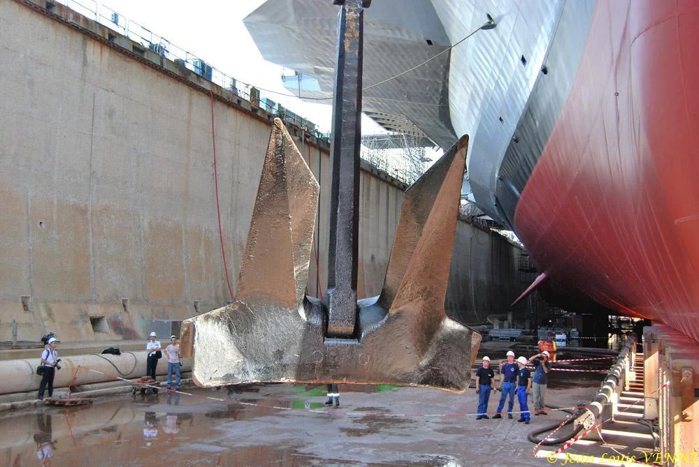 Le Charles de Gaulle ré-embarque ses lignes de mouillage