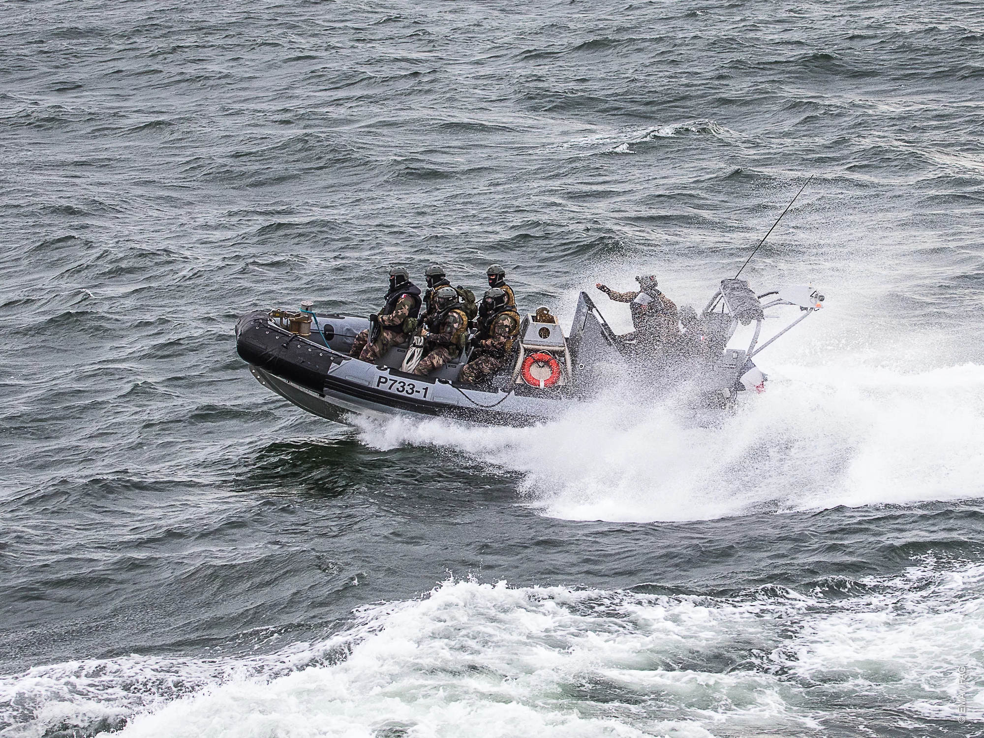 L'équipe de visite du patrouilleur La Résolue se dirige vers une tapouille en infraction