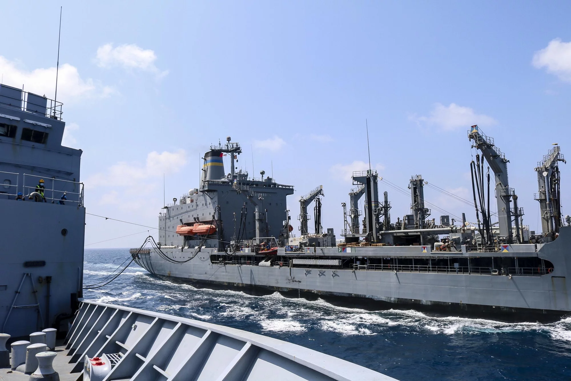 Le pétrolier ravitailleur américain USNS Big Horn ravitaille le bâtiment de commandement et de ravitaillement Var