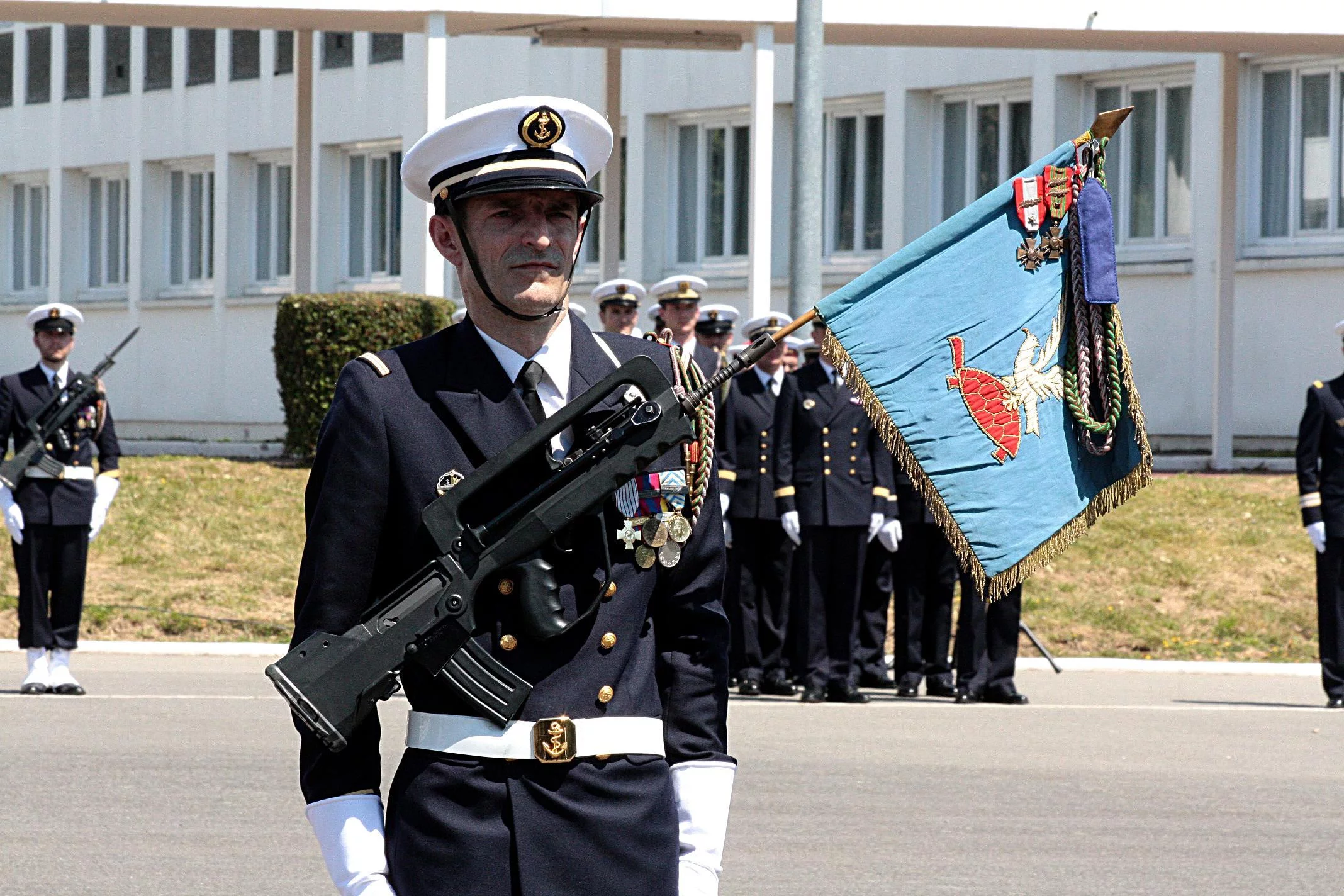 Remise de la Croix de la Valeur Militaire à la flottille 4F